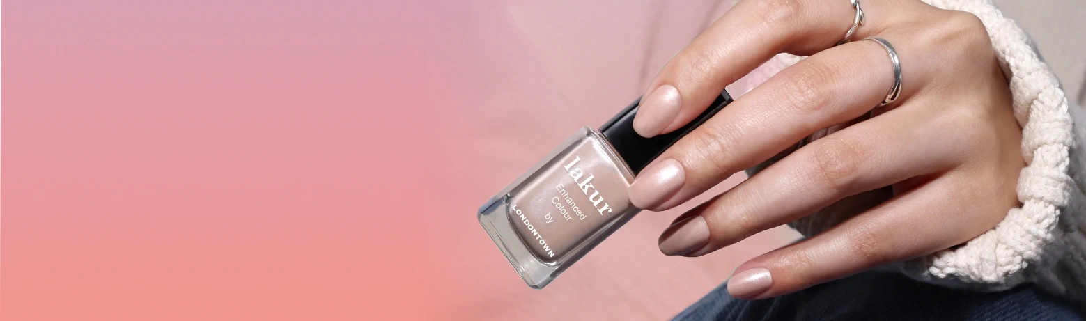 NUDE MOOD by
LONDONTOWN

Čtyři nové neutrální odstíny výživných laků Lakur z kolekce Nude Mood jsou základem vaší domácí palety. Jednoduše přirozené
