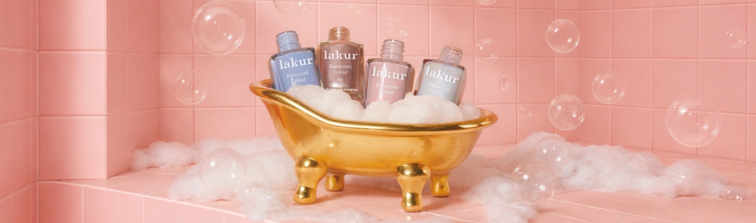 Péče a barva
LONDONTOWN LAKUR
Jedinečné laky na nehty s výživným Florium Complex®. Kolekce Bubbly Ever After přináší odstíny pro nejjemnější jarní okamžiky.