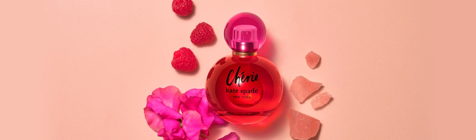 Vůně v duchu pop-artu
KATE SPADE CHÉRIE

Květinově-ovocná vůně v duchu pop-artu má barevný začátek, který následuje výbuch vzácných květin a v základu příjemně zahaluje pižmo
