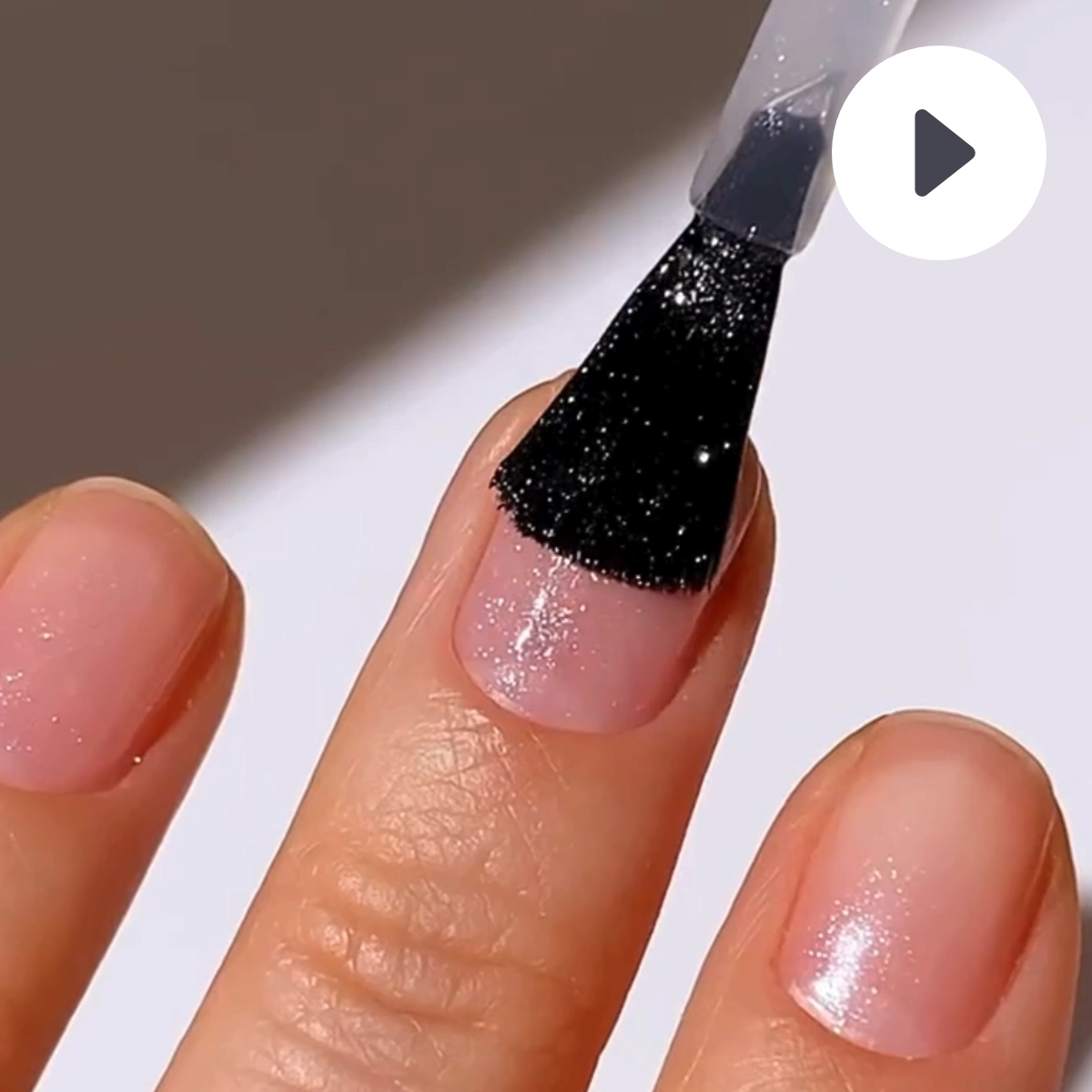 Video LONDONTOWN kur Glow Getter Nail Luminizer Rozjasňovač nehtů