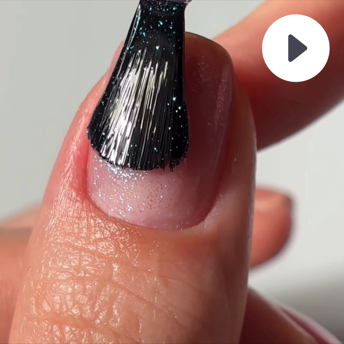 Video LONDONTOWN kur Glow Getter Nail Luminizer Rozjasňovač nehtů
