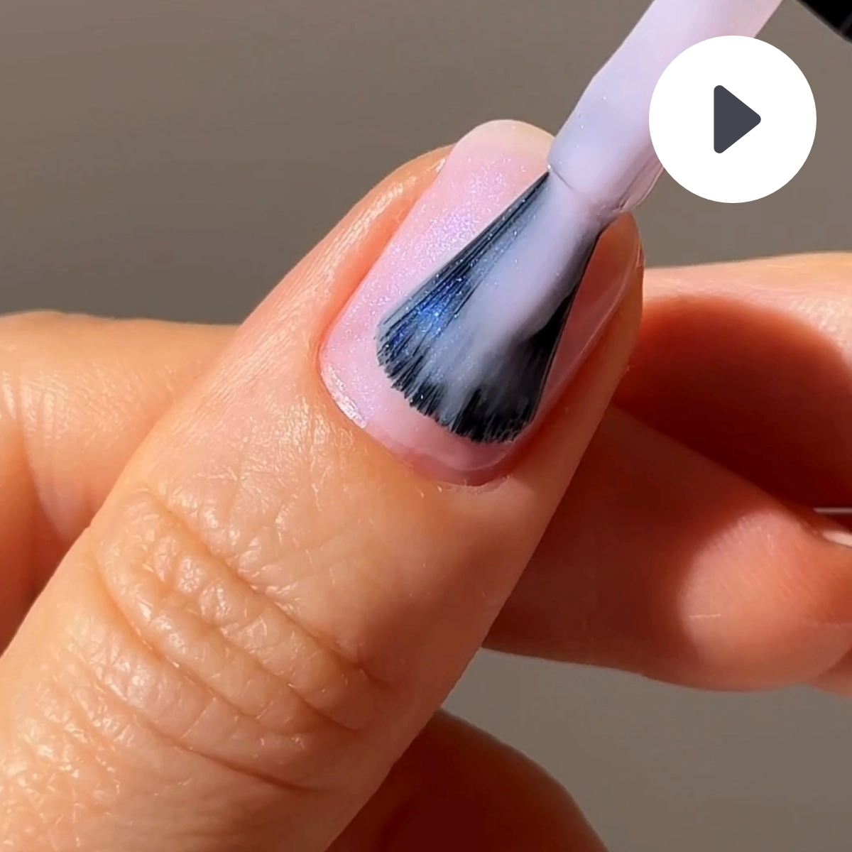 Video LONDONTOWN kur Illuminating Nail Concealer Rozjasňovač nehtů Lavender