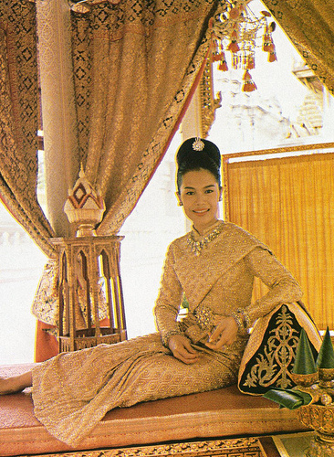 Její veličenstvo thajská královna Sikirit v šatech od Pierra Balmaina