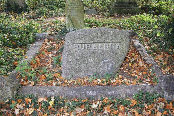 1926, rok úmrtí zakladatel firmy Burberry.