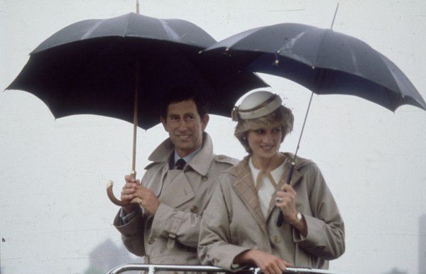 Charles a Diana v trenčkotech Burberry