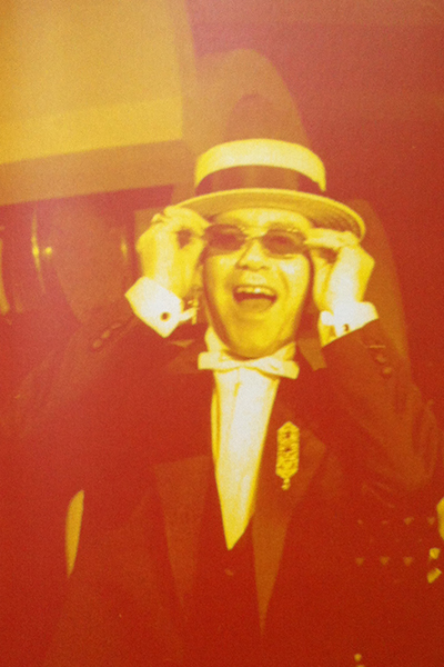 Elton John v brýlích Cartier