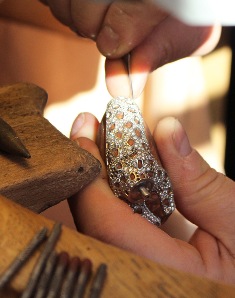 ruce mistra při výrobě šperků Cartier v dílnách na Rue de la Paix v Paříži