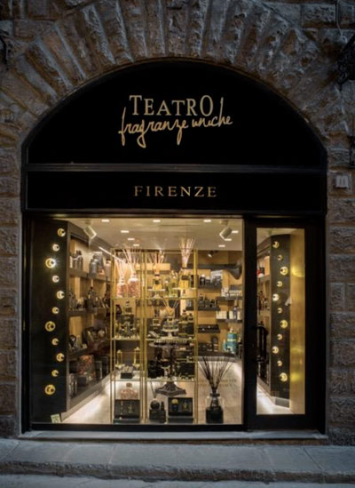 butik s parfémy do místnostmi Teatro ve Florencii